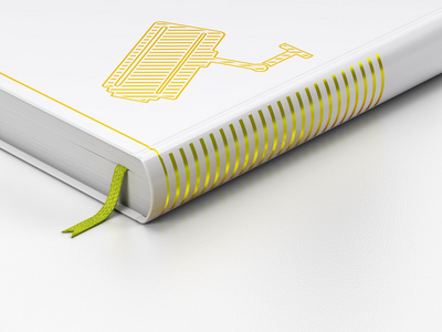 保护的概念 已关闭的书，在白色背景上的闭路电视摄影机
