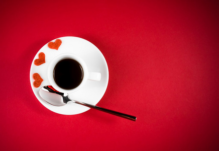 顶部的红色餐桌边，装饰红心附近杯咖啡观概念情人节