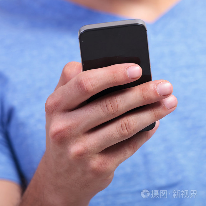 一个男人拿着一款智能手机的手