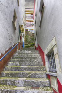 一个小村庄里狭窄的石头楼梯。 西班牙库迪列罗