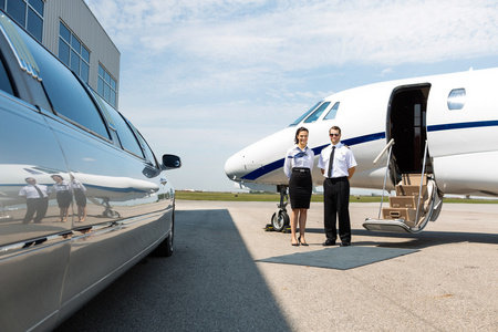 空服员和飞行员的整洁豪华轿车和私人飞机