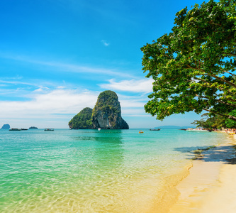 清澈的水和蓝蓝的天空。phra nang 海滩泰国