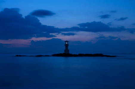 在夕阳与海岸上的灯塔海景