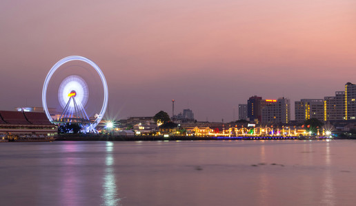 摩天轮河侧在那黄昏时分在曼谷城市景观