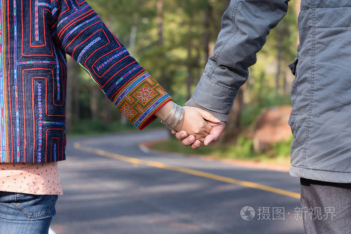 恋人情侣手挽手