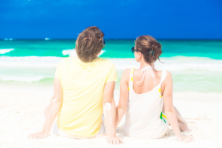 坐在热带海滩上的情侣