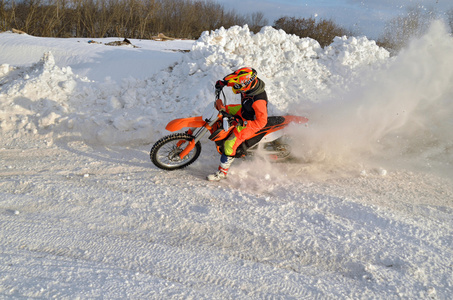 mx 冬天，转向以重点在雪堆里赛车和 motorcycl