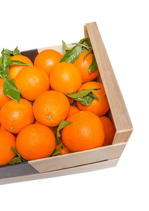 巴伦西亚橘子在白色背景上的木盒子