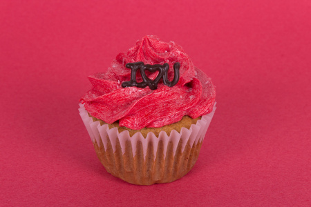 情人节蛋糕上的红色背景与我爱你的消息