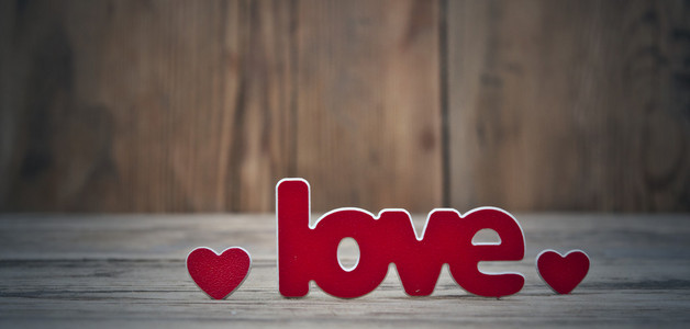 旧的木板上两个字  爱 照片