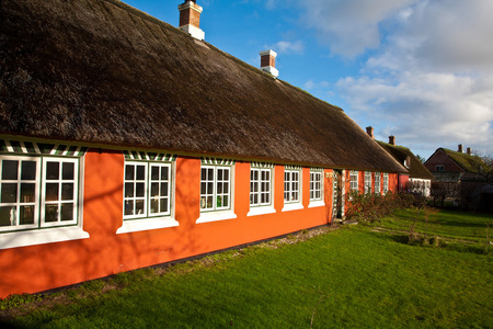 与橙色的红墙上的老房子。fanoe 在丹麦的岛屿