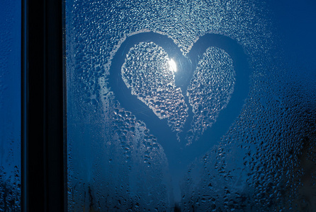 月光透过窗户。汗湿的玻璃和心