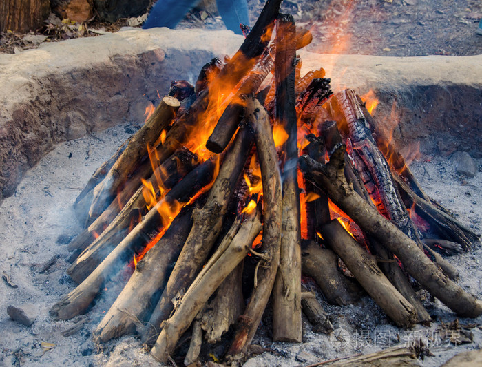 在火中燃烧火木