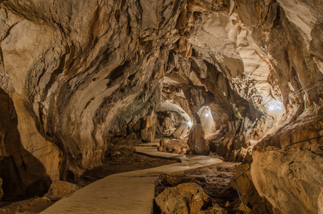 通路地下溶洞在老挝，石笋和 stalactit
