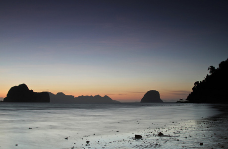 在 koh ngai 岛泰国海滩的日落