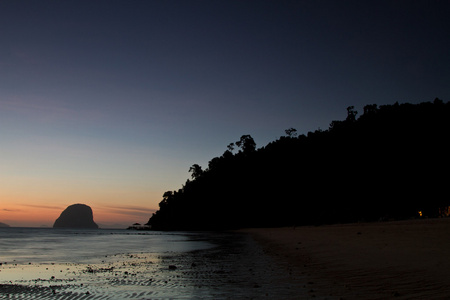 在 koh ngai 岛泰国海滩的日落