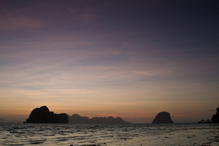 在 koh ngai 岛泰国海滩的日落