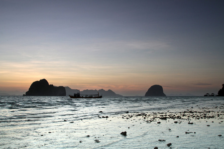 在 koh ngai 岛泰国海滩的日落