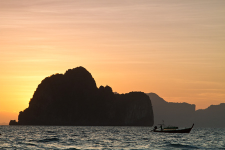 在 koh ngai 岛泰国海滩的日落