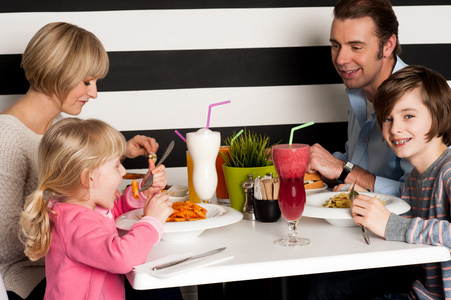 敬一杯果汁在餐厅中的家庭图片