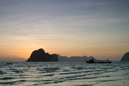 在 koh ngai 岛泰国海滩的日落