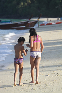 两个女孩在 koh ngai 泳滩水中游泳
