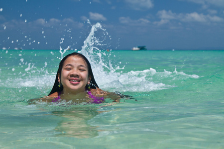在水中游泳的女孩照片