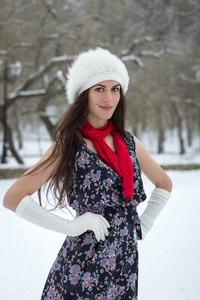 在下雪的天气开朗白种人年轻女人