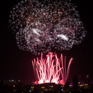 巨大五彩缤纷的烟花，夜空衬托