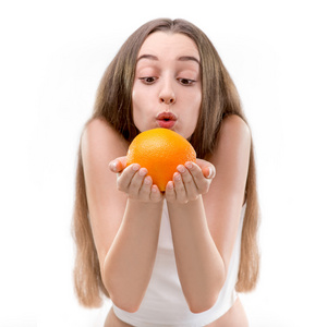 女孩抱着橙色和吹在白色背景上的橙色