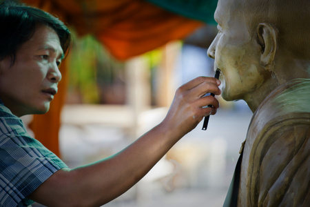 雕刻工具。工匠创建一个佛教和尚头