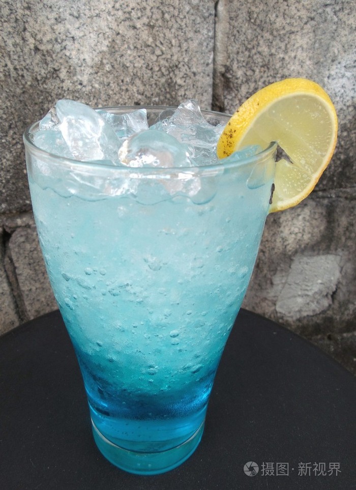 蓝色鸡尾酒