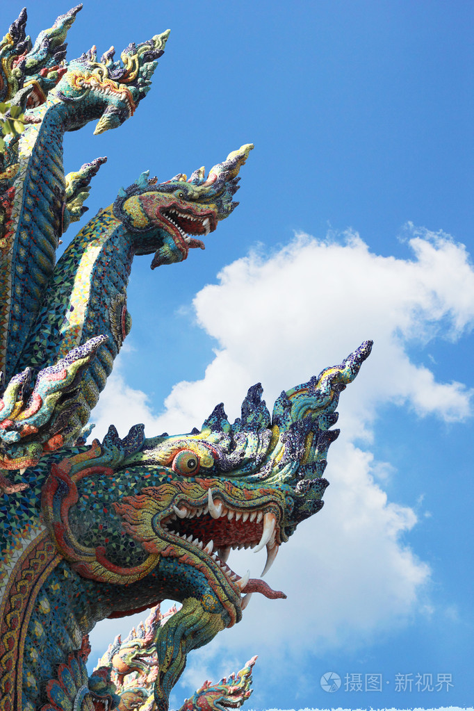 泰国的龙娜迦雕像在寺庙泰国的国王