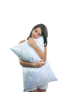 可爱的女人抱着一个枕头