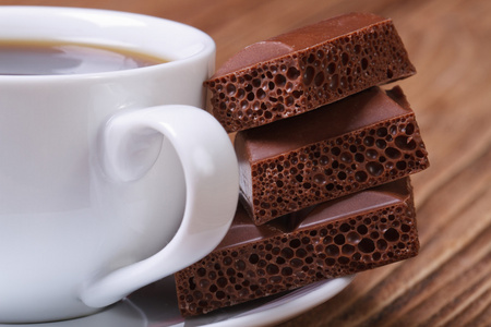 多孔巧克力和一杯热咖啡