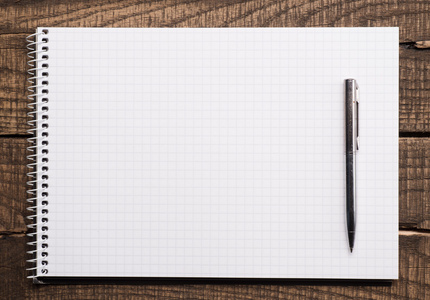 用笔空议程空的或空白的纸,用笔照片