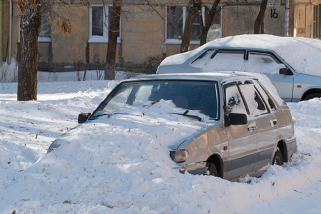 车被埋在雪中