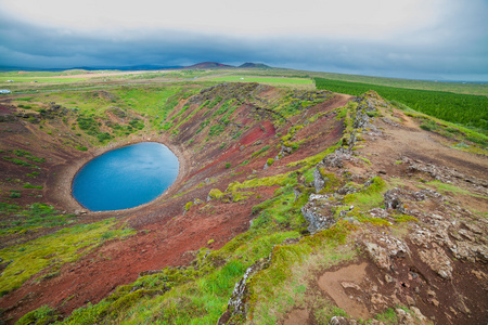 在圆形火山口湖