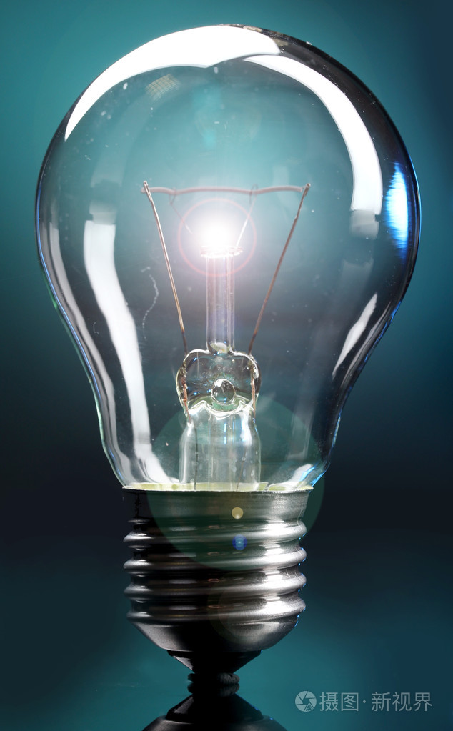 蓝色背景上的灯泡