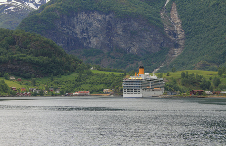 邮轮在火焰中。aurlandsfyorde，擦洗马蒂峡湾，挪威