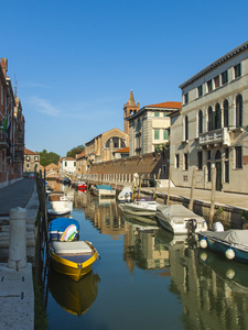 威尼斯，意大利。威尼斯建筑在大街上反映在水通道