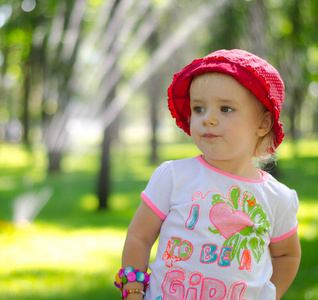 可爱的小女孩在公园里，室外