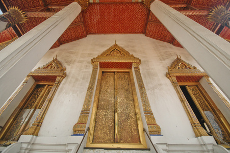 泰国寺庙和金色的大门，在曼谷