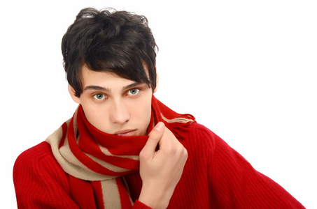 一个英俊的男人的肖像穿一个寒冷的冬天。男子身穿一件毛衣和围巾