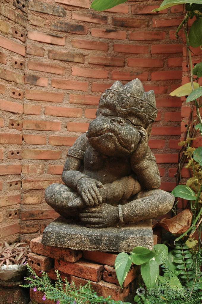 睡觉猴冥想雕塑在北方泰国寺