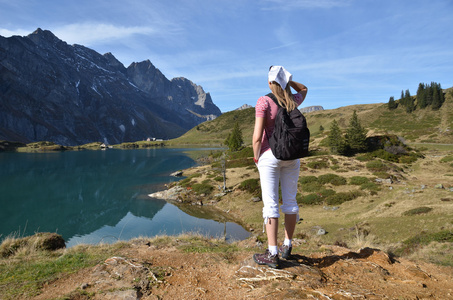 旅行者女孩在高山的视图