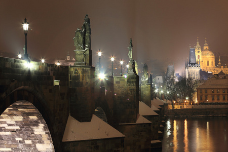 下雪的夜晚布拉格桥塔和查理大桥从圣尼古拉教堂
