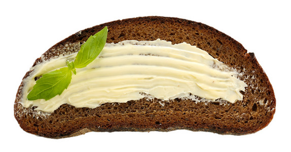 片黑麦面包加黄油，孤立的白色衬底上
