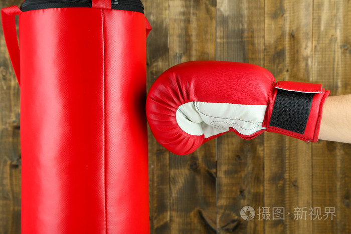 箱子训练和木制背景上的出气筒