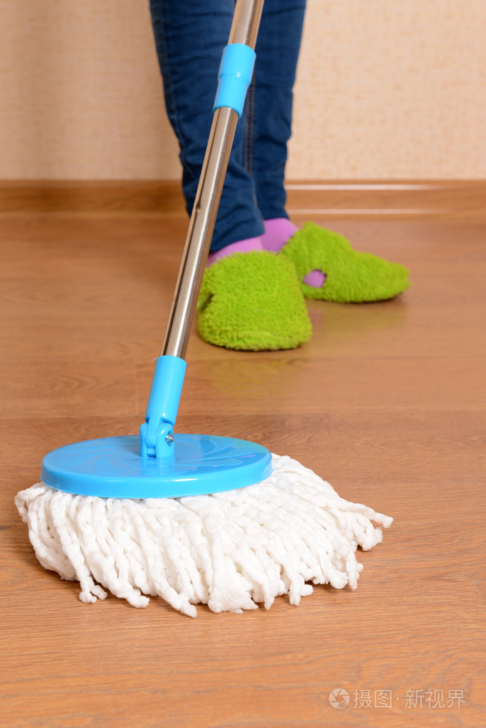 用拖把清洗的房子